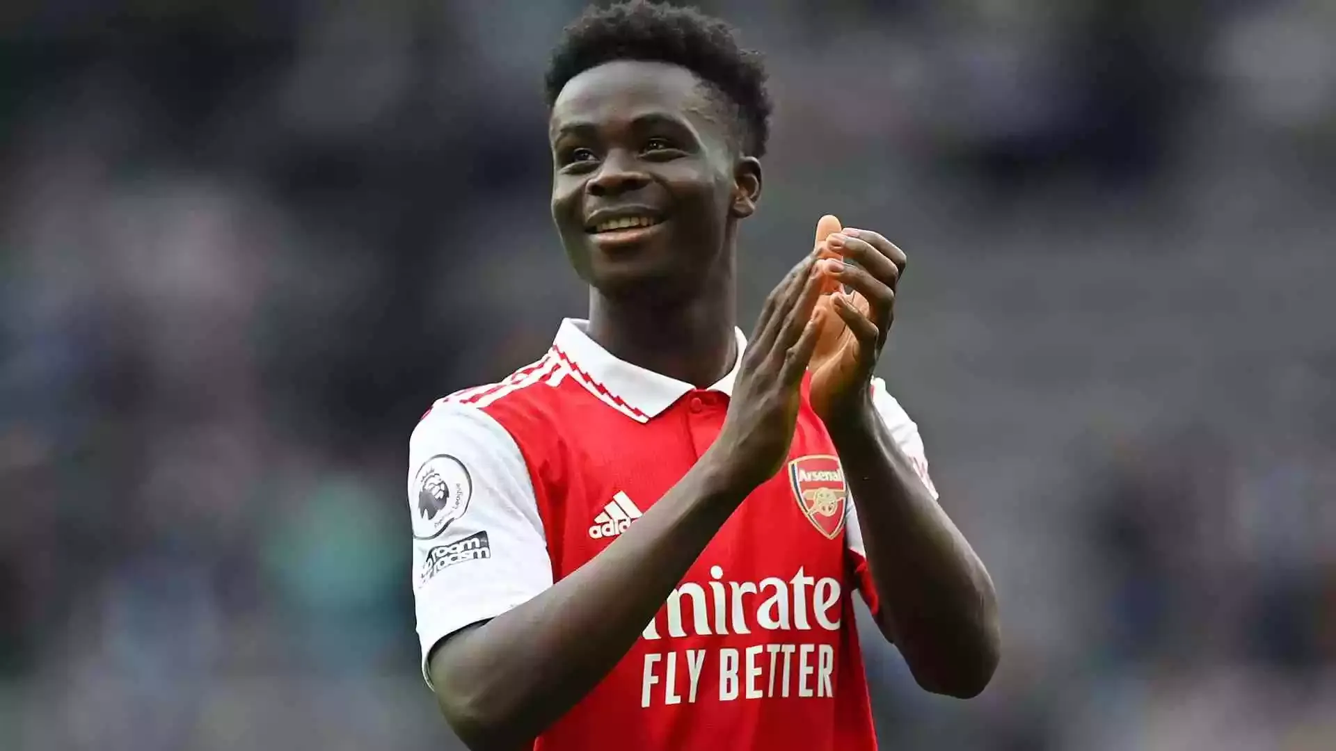 Bukayo Saka clapping his hands
