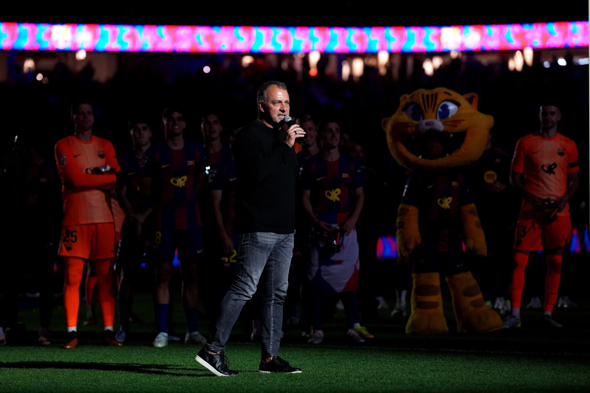 Hansi Flick addressing Barcelona fans