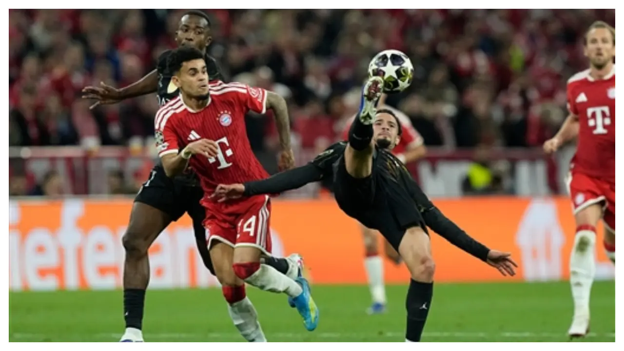Bayern vs PSG: PSG beat Bayern to set up Champions League final against Arsenal 4 Bayern vs PSG players in action