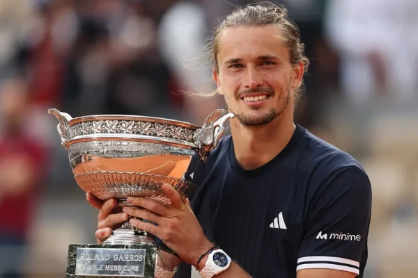 Alexander Zverev with the French Open trophy