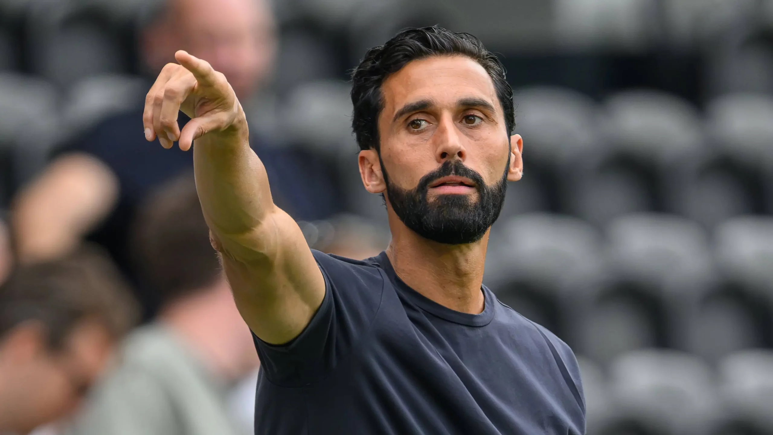 Fulham vs Chelsea 2-3: João Pedro Record Goal and Palmer Shine in Alonso’s Debut Win 4 Alvaro Arbeloa coaching