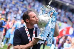 Frank Lampard kissing a trophy