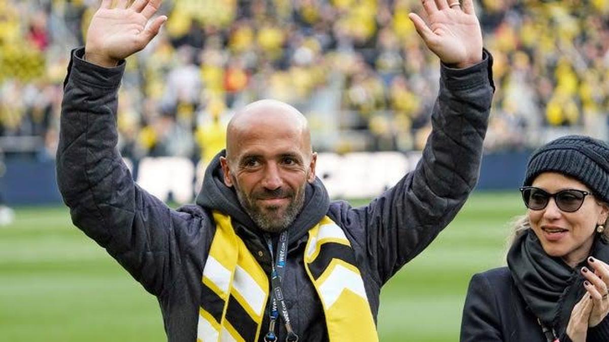 Columbus Crew Sack Federico Higuaín Over Sexist Remarks to Female Referee 2 Federico Higuain waving