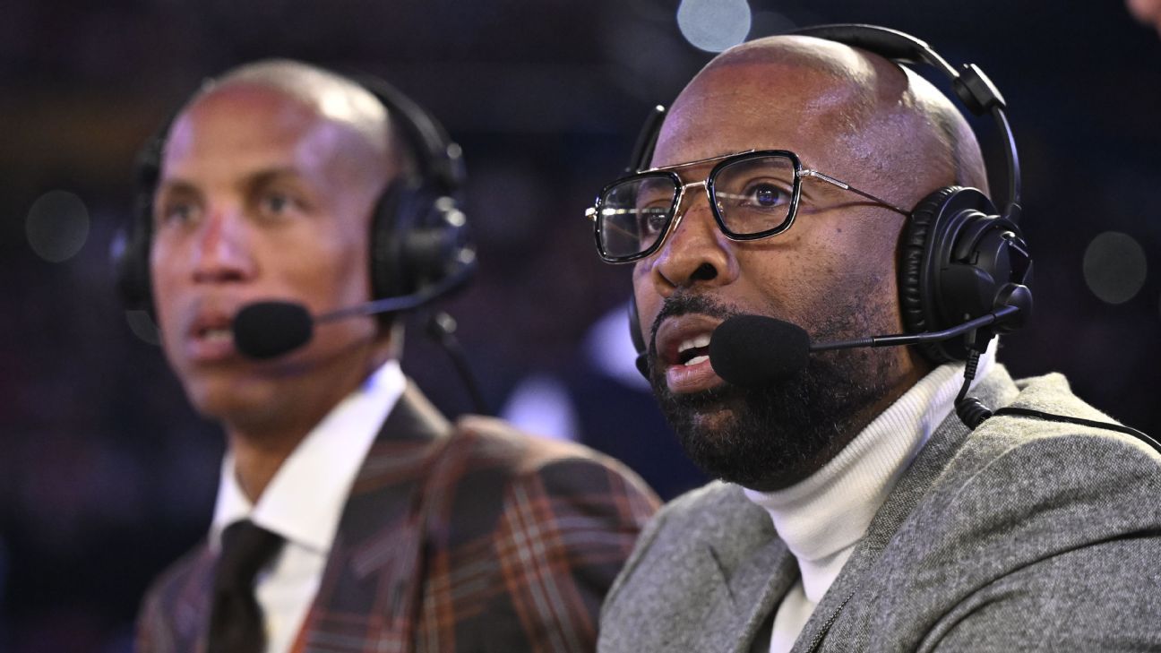 Kenny Smith Net Worth, Inside the NBA Broadcasting Salary & Business Portfolio 2 Kenny Smith at work