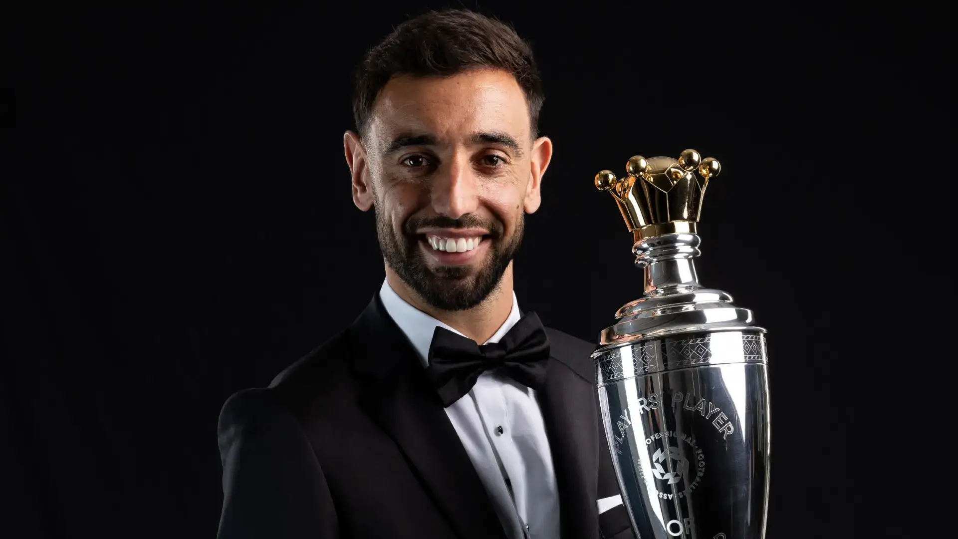 Bruno Fernandes with the PFA trophy